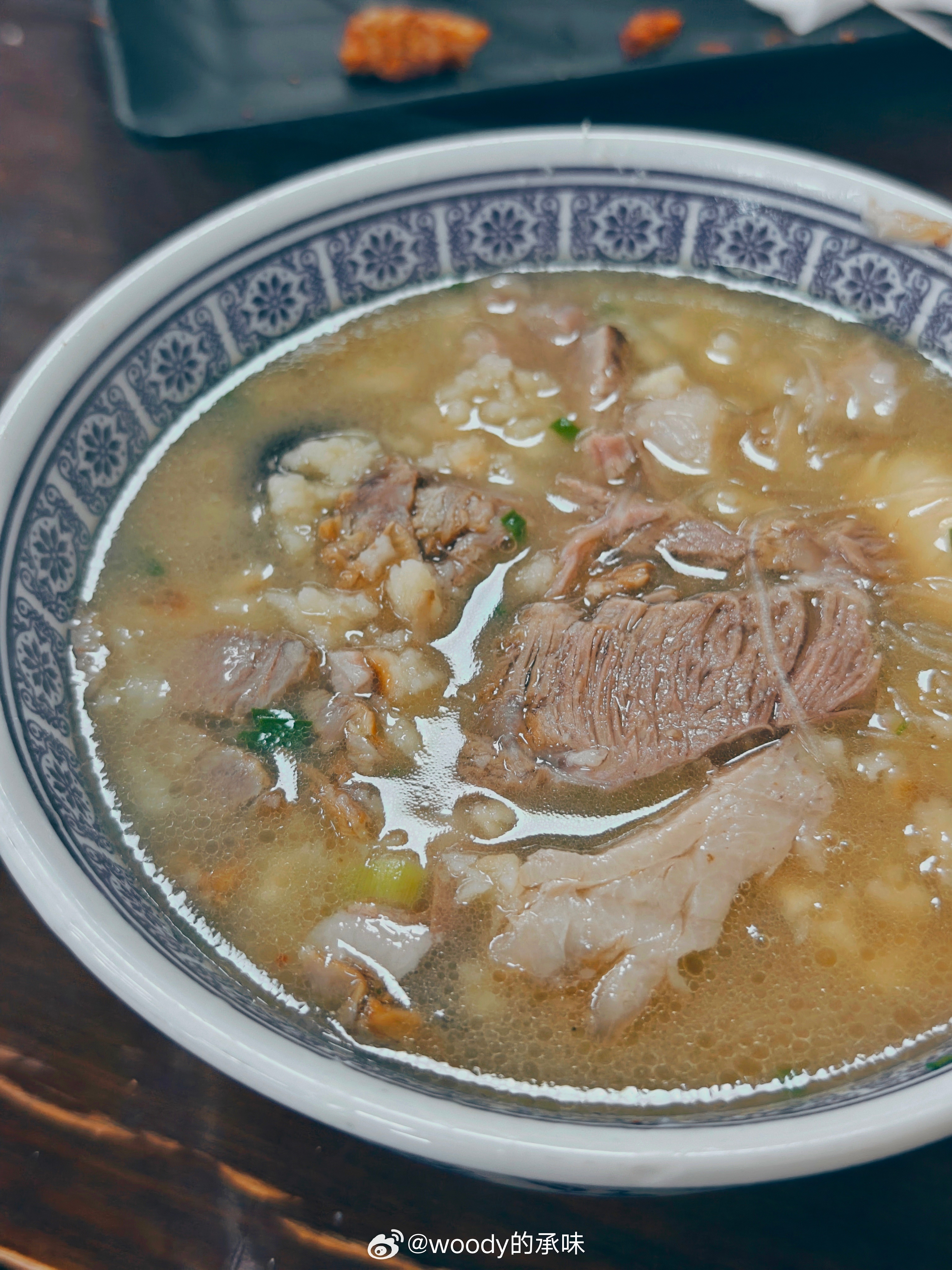 在西安，你会拒绝一碗羊肉泡馍吗？作为西安市的特色小吃。它起源于西周时期，距今已有