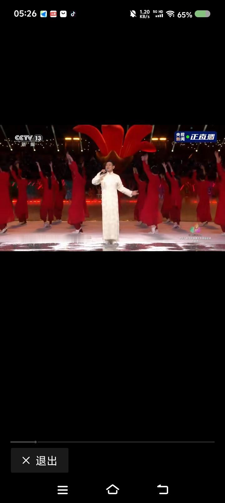 华仔老了，《中国人》未老——
网上信息：全运会开幕式上，刘德华唱响《中国人》。