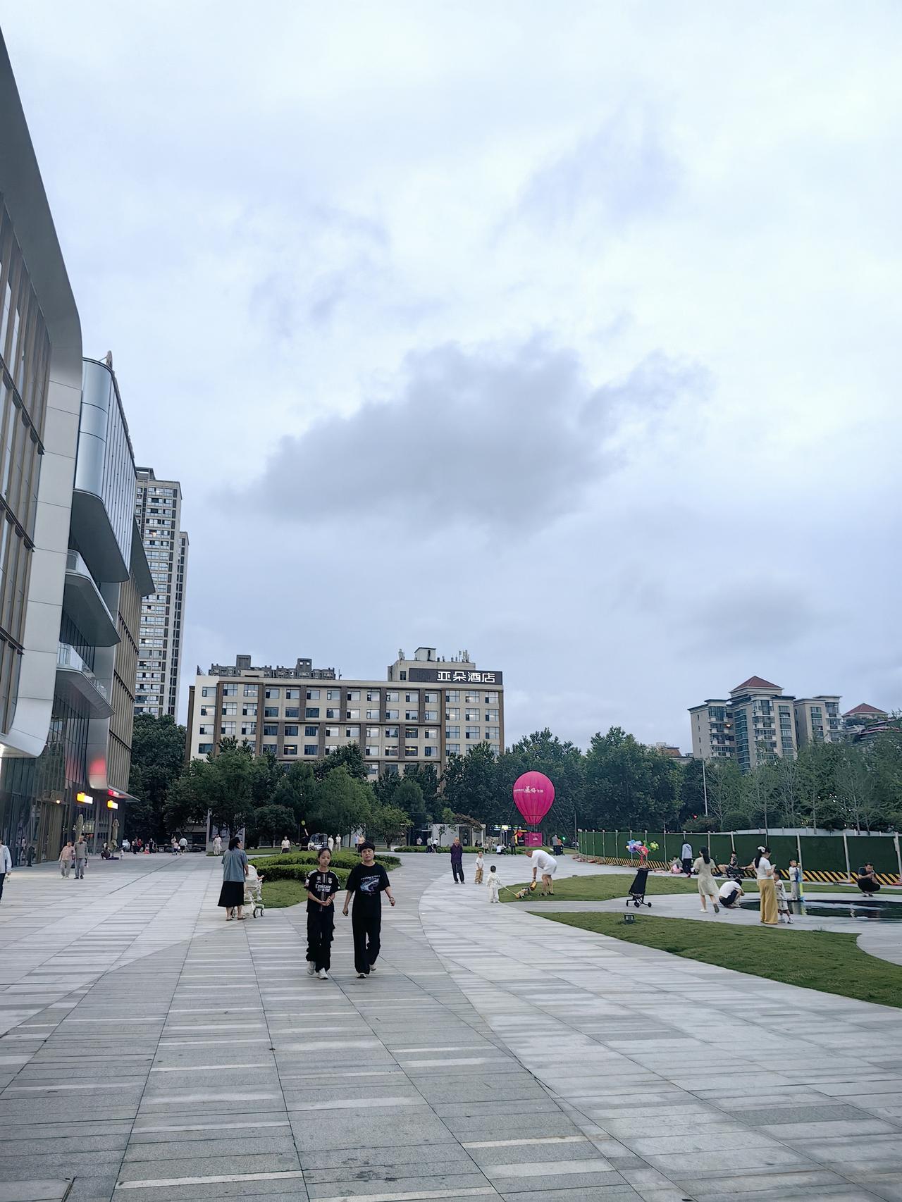 雨中迎中考，青春分水岭
 
昨天是2026年6月20日，星期六，古城西安大雨滂沱