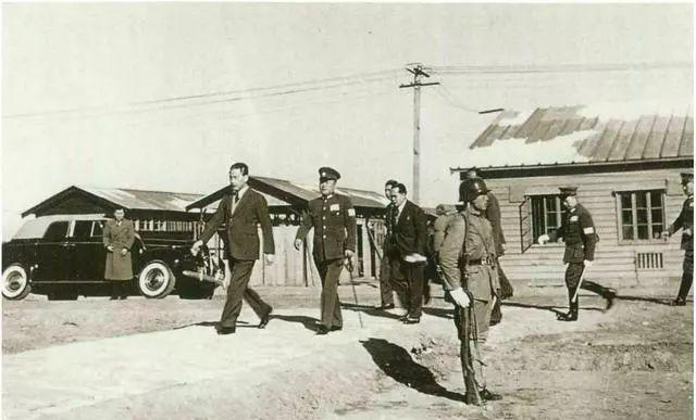 1945年8月17日，汪伪陆军部长萧叔宣告别周佛海，乘轿车出周佛海官邸大门时，京