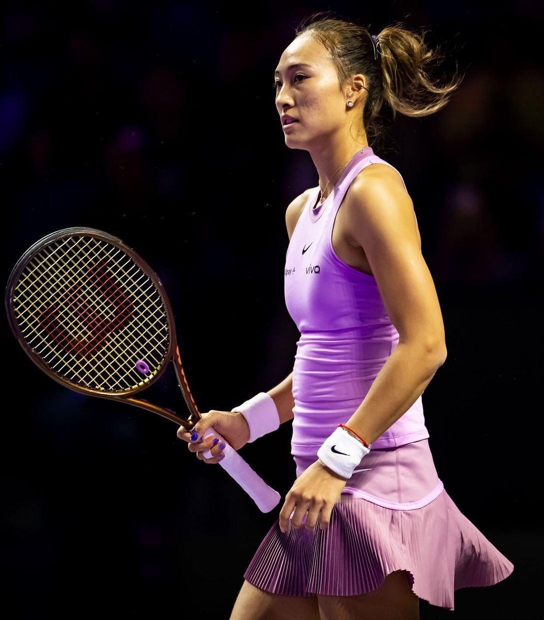 郑钦文首胜莱巴金娜，把出线悬念留到第三轮。小组赛第二场堪称生死战，郑钦文又是在决