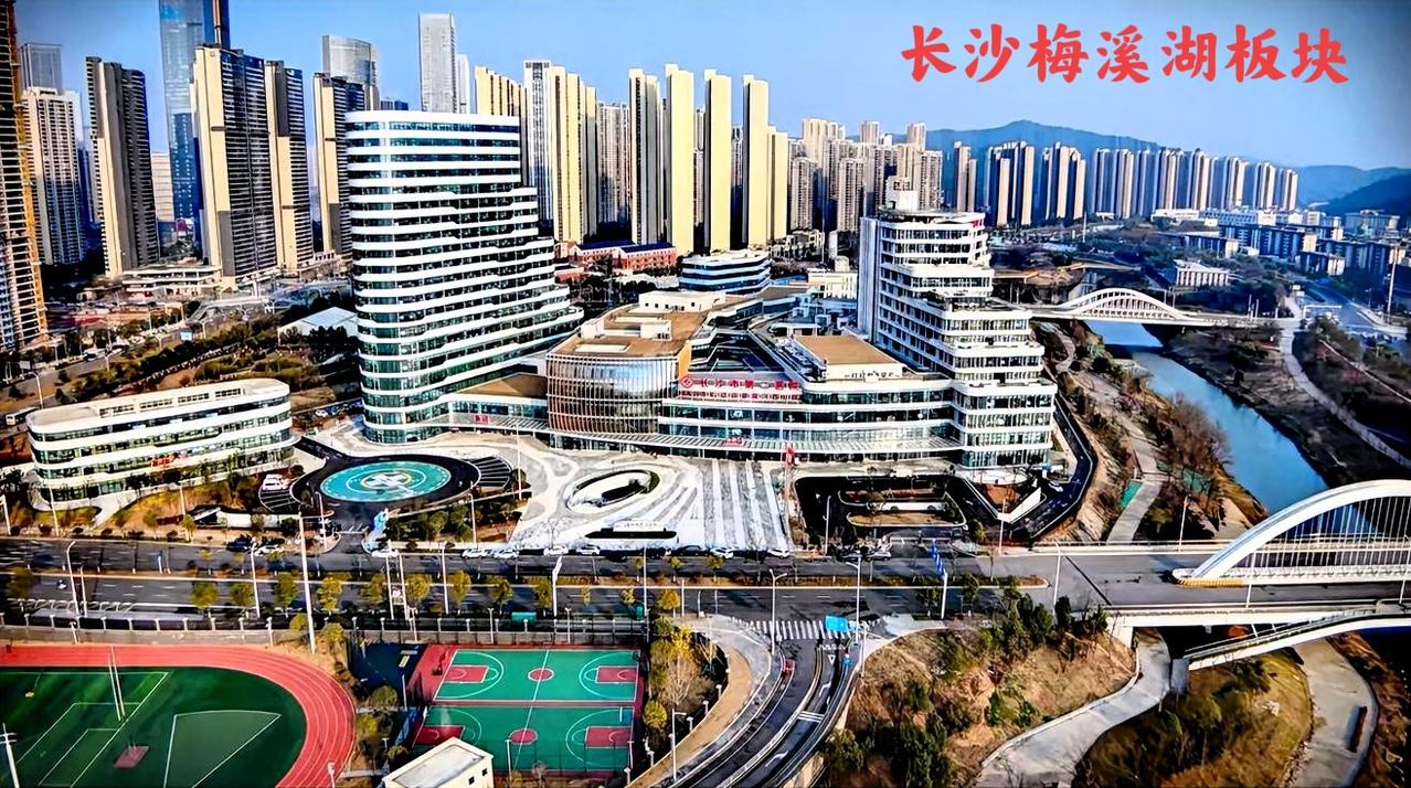看长沙梅溪湖下面这张图，地方不大住宅楼一大把，虽然属于长沙市的城建，但还是建议多