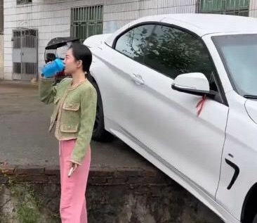 便宜车卖不动，豪车销量反而上涨。简单看车市现象：没钱的更没钱，有钱的更有钱，没钱