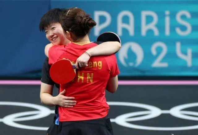 邓亚萍寄语孙颖莎 “胸前的国旗大于背后的姓名”孙颖莎这些年的不容易前辈邓亚萍看在