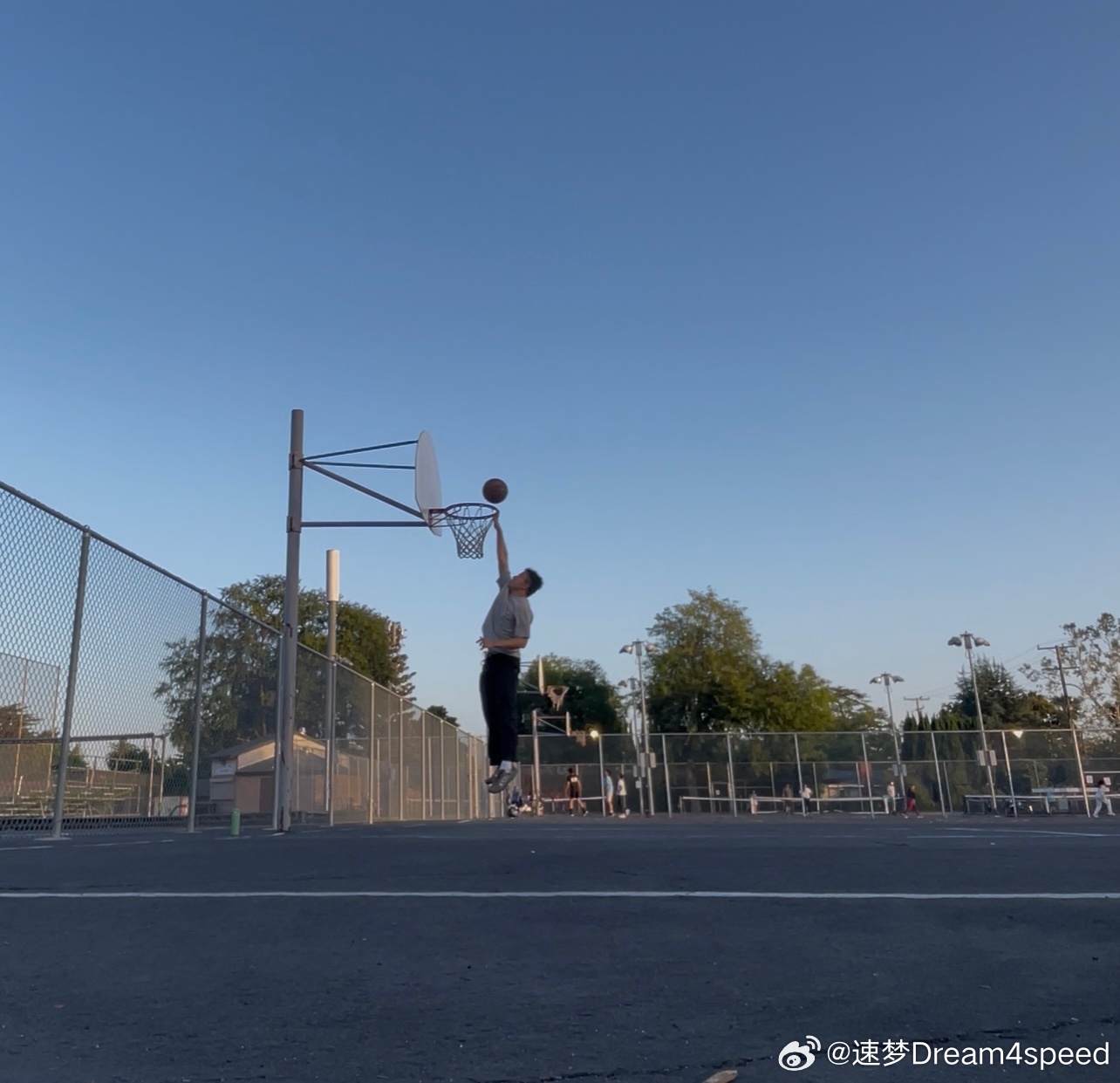 离扣篮🏀最近的一次，solomon登山鞋还是不行，换cut3应该就成了[淡淡的