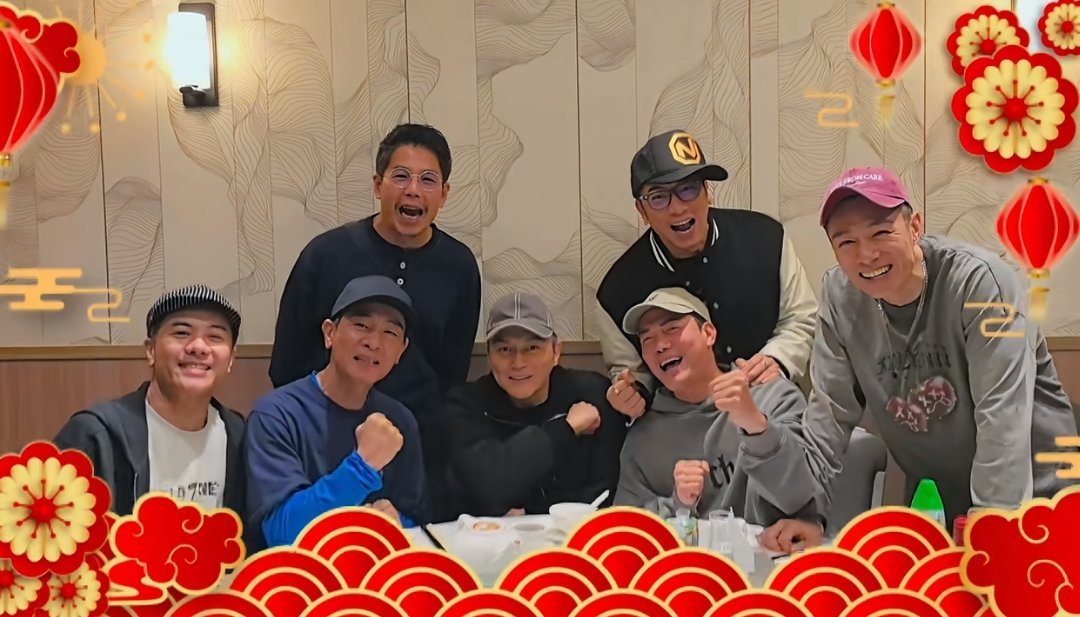 陈小春分享“大湾仔的耶✌🏻 ”“大湾仔祝大家新年快乐，马到功成” 