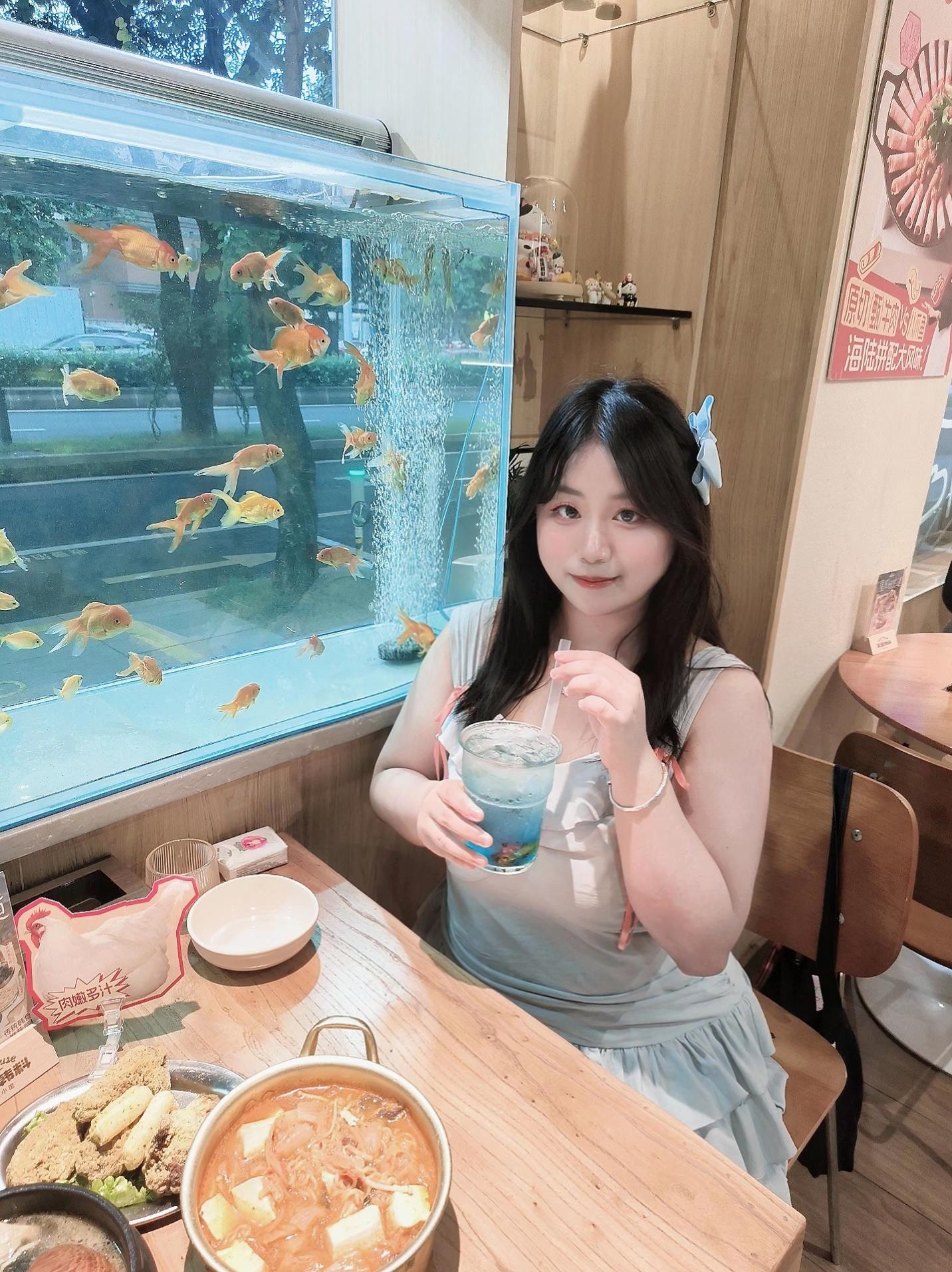 和小金鱼一起共进晚餐🫧🐟