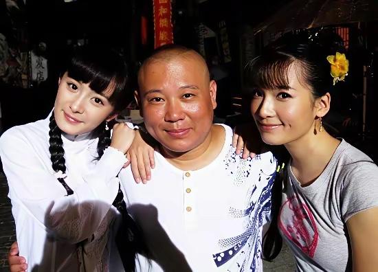 2009年，郭德纲、张然探班在电视剧《刁蛮新娘》剧组的杨幂。

当时，郭德纲和张
