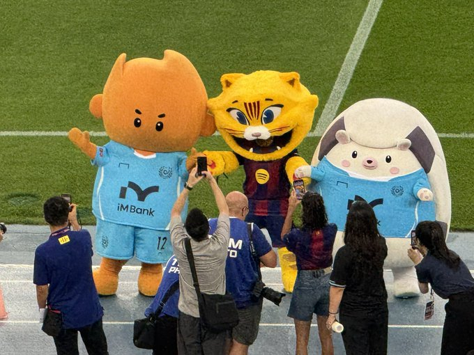 巴萨吉祥物和大邱FC吉祥物。🐱❤️💙大邱fcvs巴萨热点现场巴萨韩国行 ​​