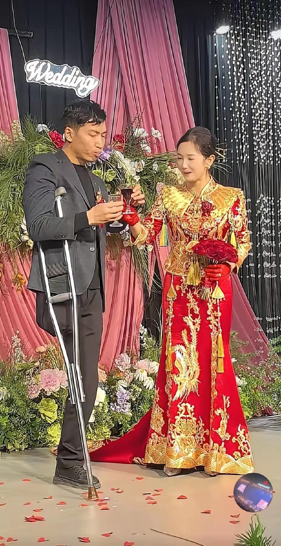 婚礼现场突然安静了！
拄着拐杖的新郎被新娘牵着上台，台下宾客全看呆了——这是位副