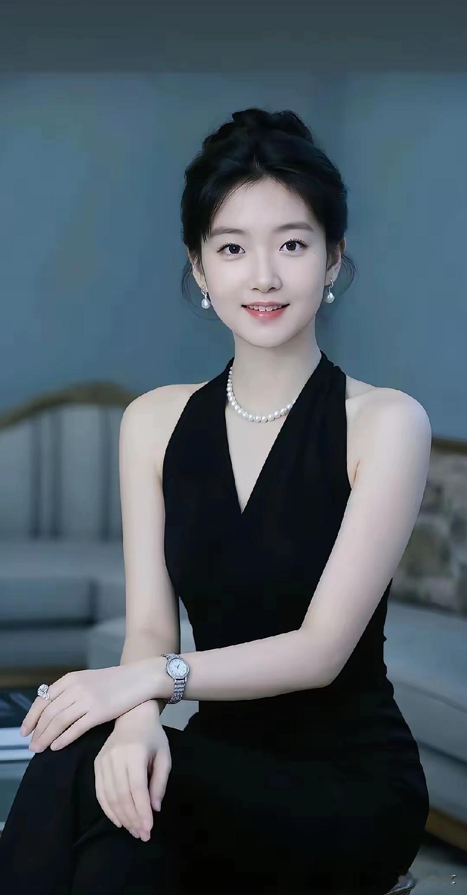 国乒孙颖莎，今年25岁，中国国宝，一脸国泰民安相，年轻漂亮实力并存，太讨人喜欢了