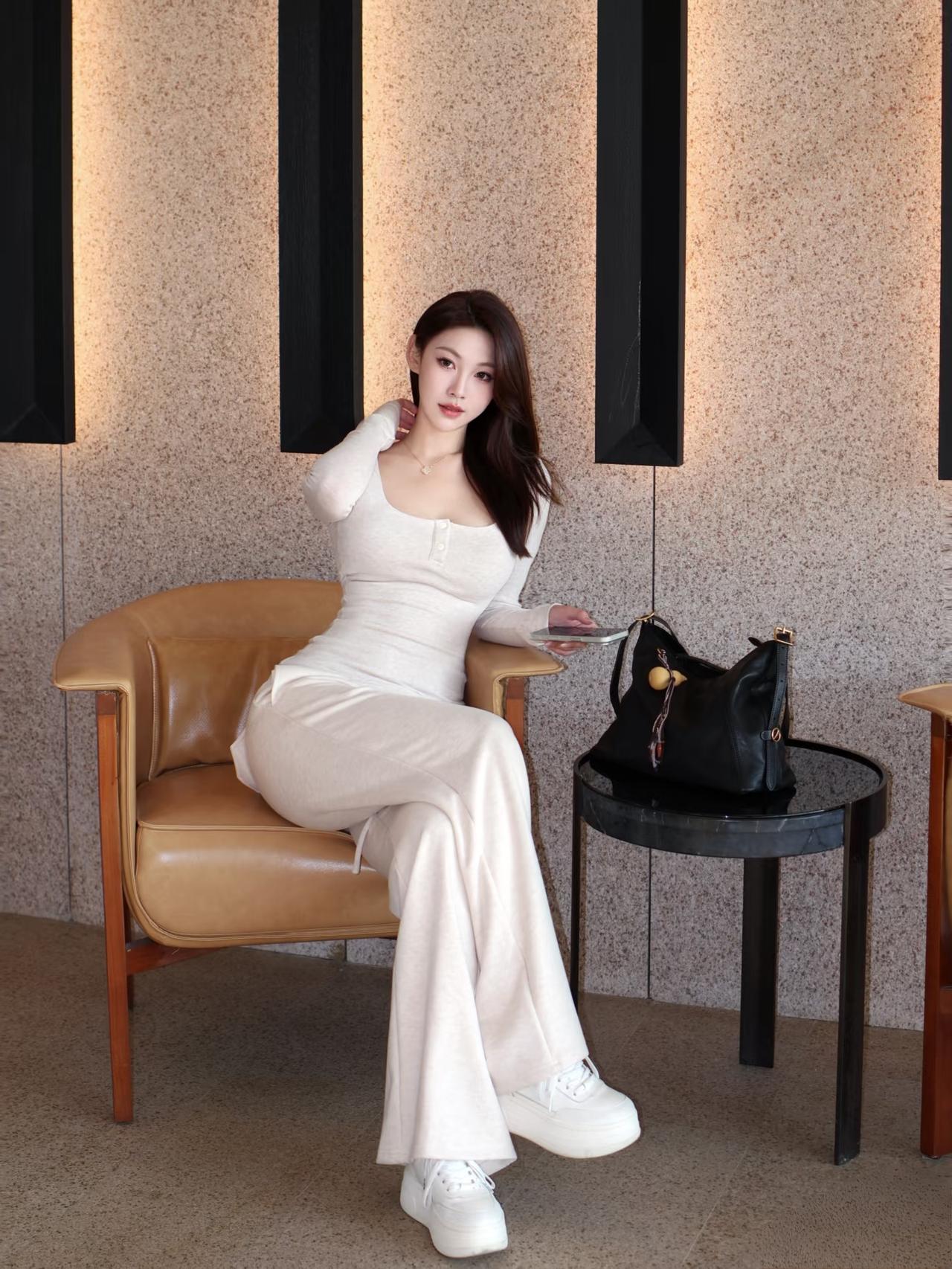 女生如何穿搭看起来时尚更有品味呢白色的T恤搭配白色的阔腿裤和白色的休闲鞋，非常有