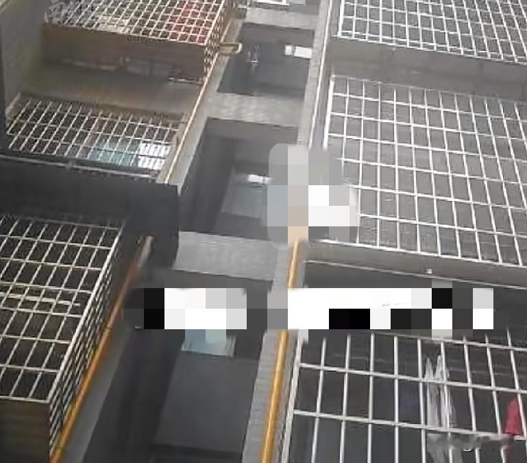 近日，张家界一小区，一把菜刀和刀架从高楼层坠落，事发时一六旬老人正在自家露台，菜