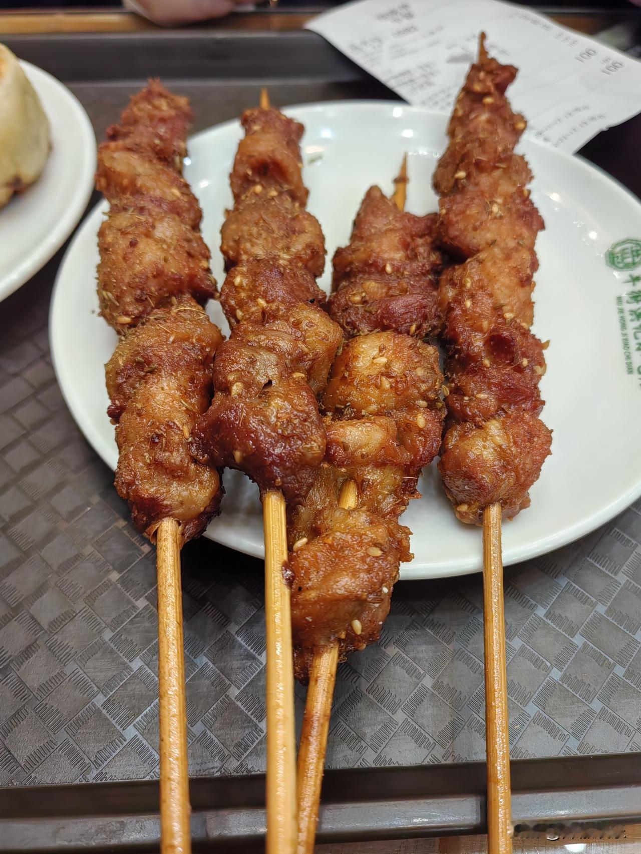 大羊肉串走起。
非常的好吃。