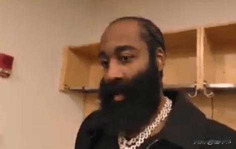 力挺小卡！哈登谈伦纳德：

“很多人在说他第四节不得分。”

“但是他已经尽力了