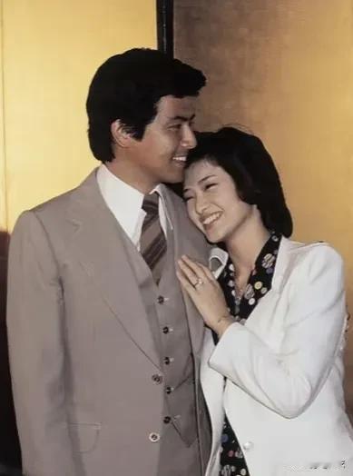 山口百惠可不是那种大家印象里的日本“全职太太”一直围着家庭当牛马。

因为她结婚