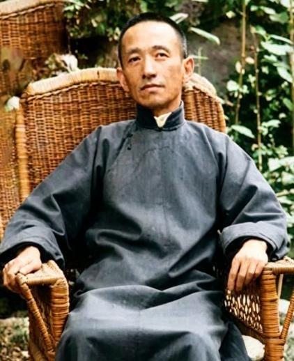 1948年11月12号凌晨，58岁的陈布雷自杀前，给蒋介石写了8个字：“书生无用
