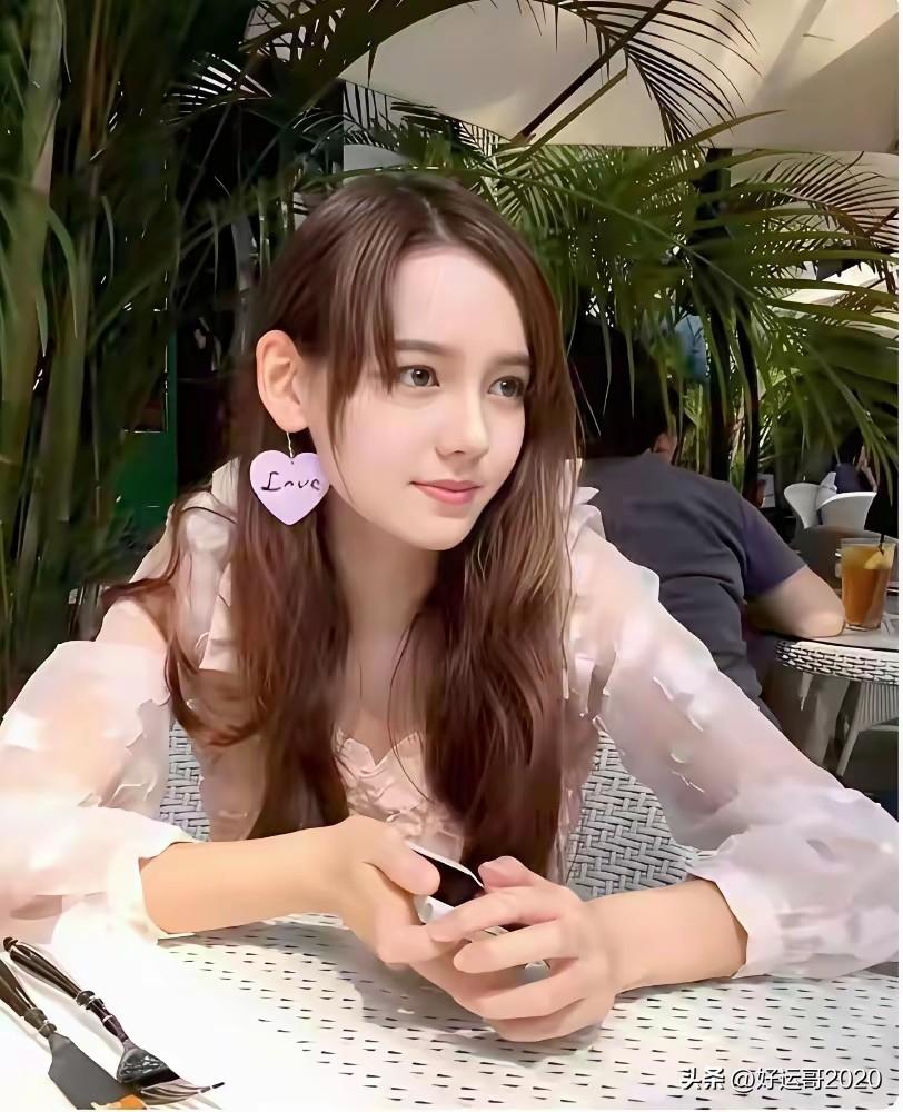 混血儿就是漂亮，这个美丽的姑娘妈妈是一个德国人，爸爸是内地的演员李崇霄，演过不少
