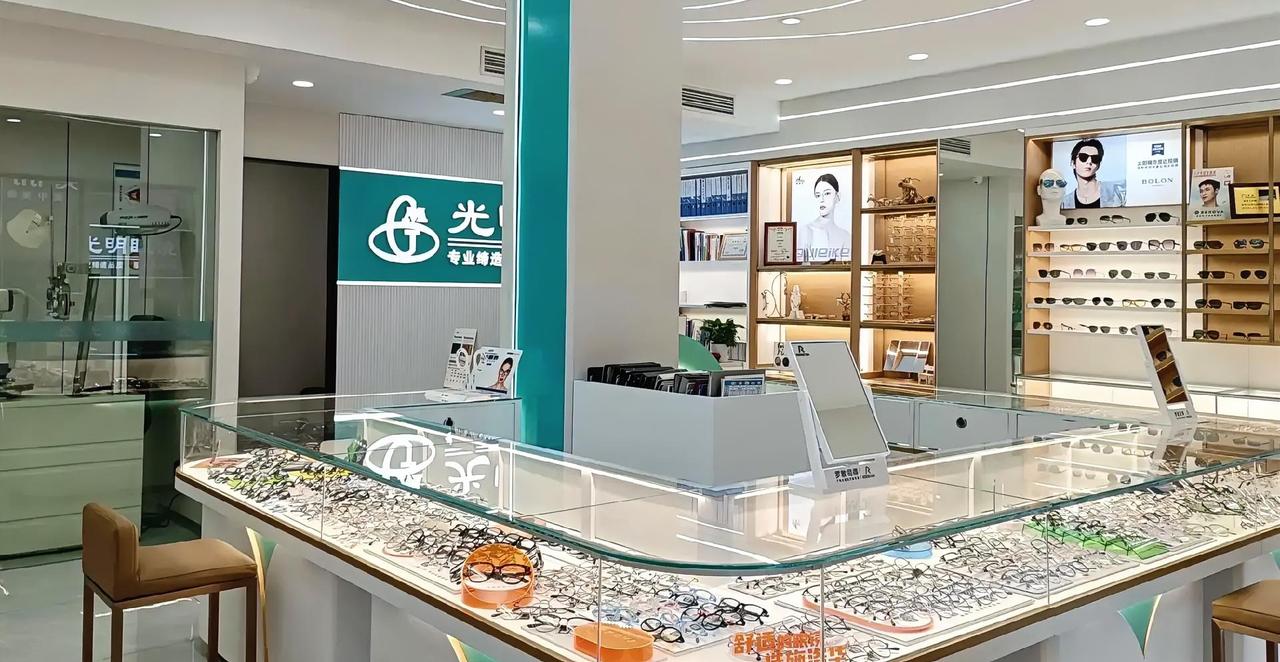 胖东来眼镜自选超市：人潮涌动背后的魅力密码

周末，踏入胖东来眼镜自选超市，仿佛