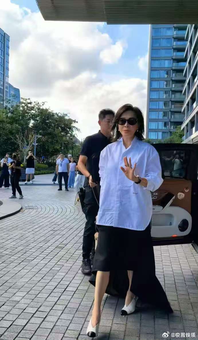 在上海看到了内娱熟人今天黄浦江畔偶遇内娱熟面孔，明星扎堆像是来团建的，果然上海才