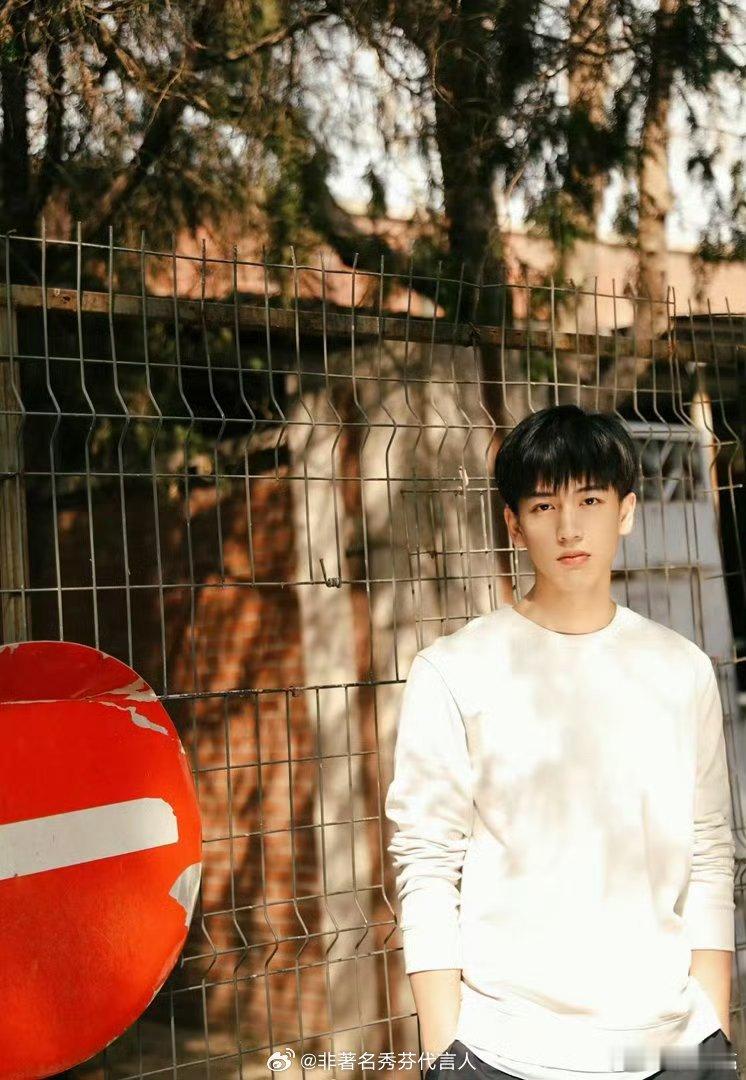 张凌赫还当过爱格的模特爱格的模特都是顶级审美。 