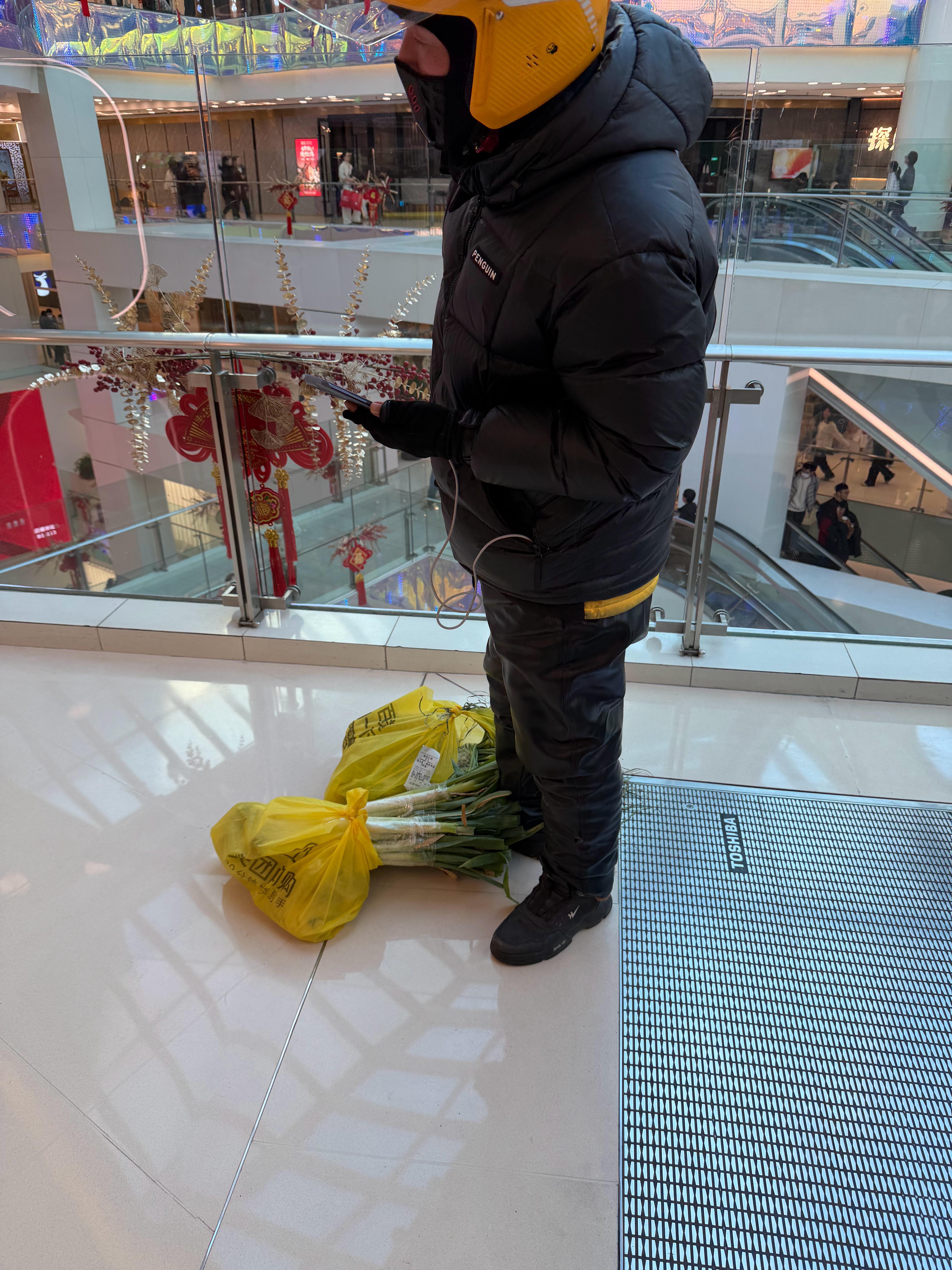 刚才一位外卖员反向送菜到餐厅，外卖员告诉我，现在好多餐厅都不怎么囤菜了，客人多了