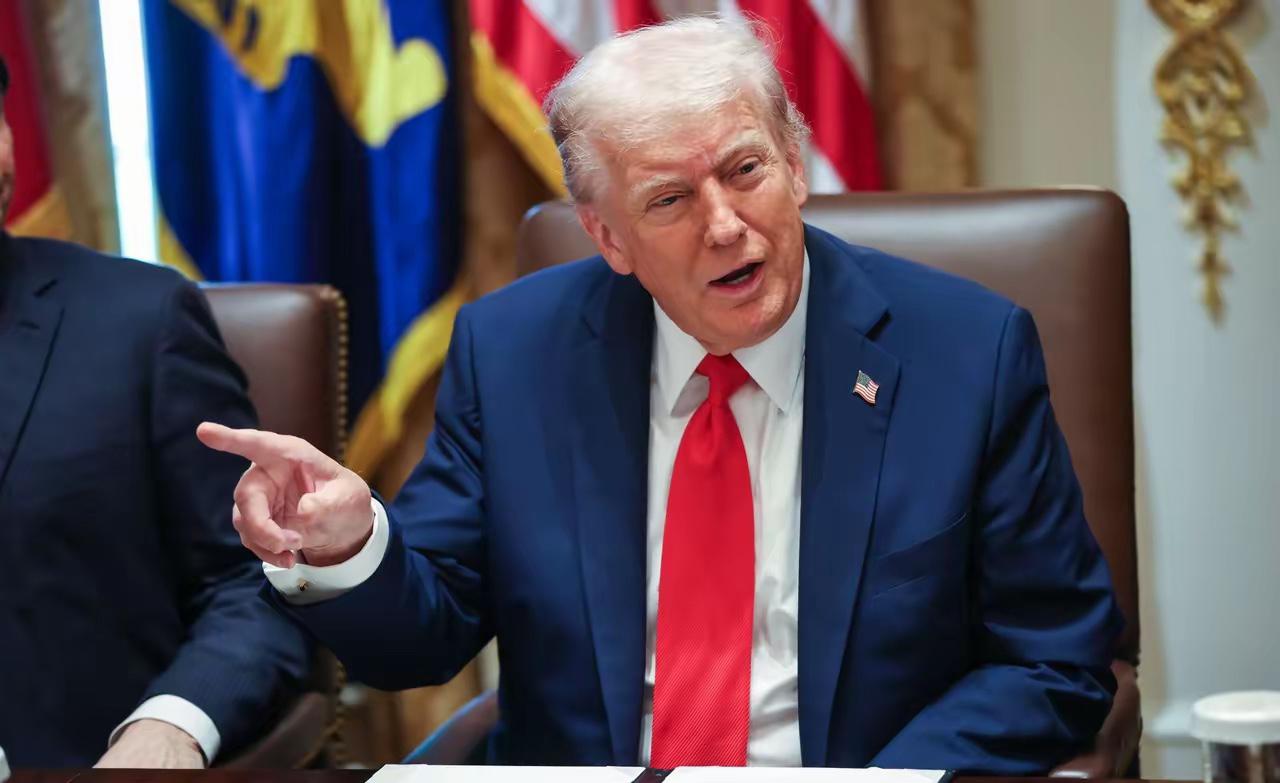 特朗普又变卦了。
看他最近这一连串表态，很多人都有种感觉：这话怎么一天一个样。前