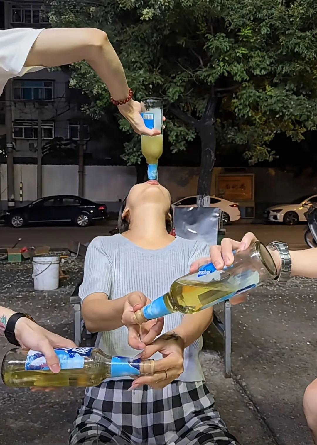 女生酗酒熬夜我见的真不多所以活的都比男的寿命长。
女生酗酒，伤害远超想象！酒精会