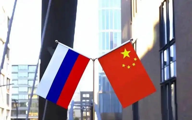 很多人看不懂，为什么我们要在这时候拼命推中俄“去美元化”？说白了，如果俄方真的支