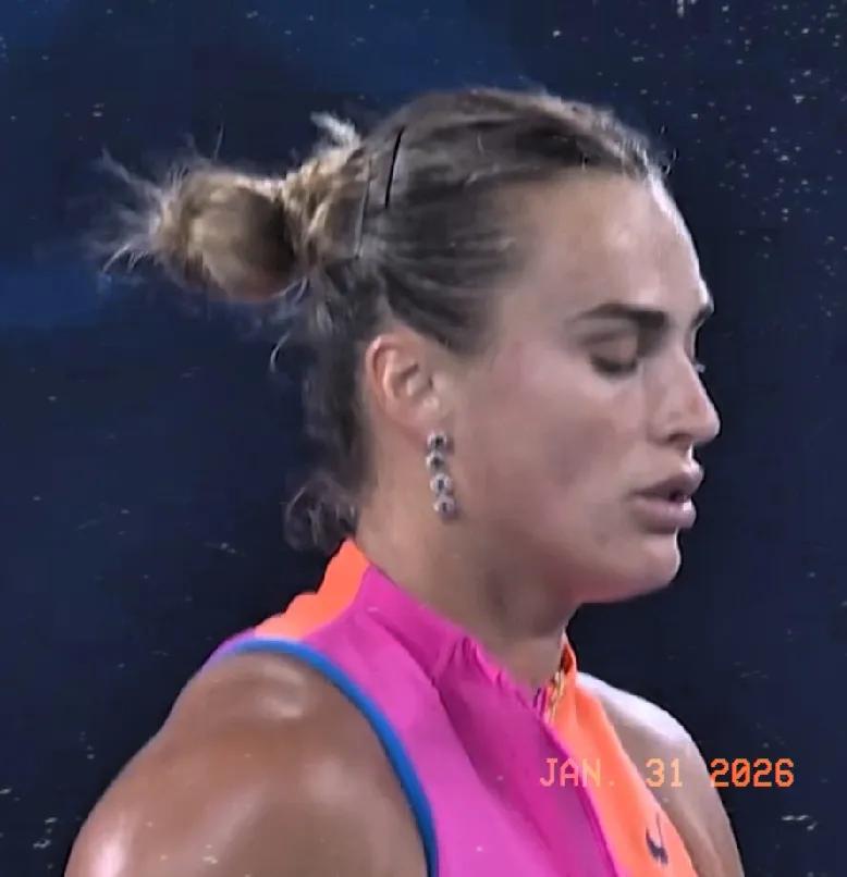 哇塞！澳网女单决赛第一盘，萨巴伦卡第8局在莱巴金娜发球局逼出2个连续被发点，被莱