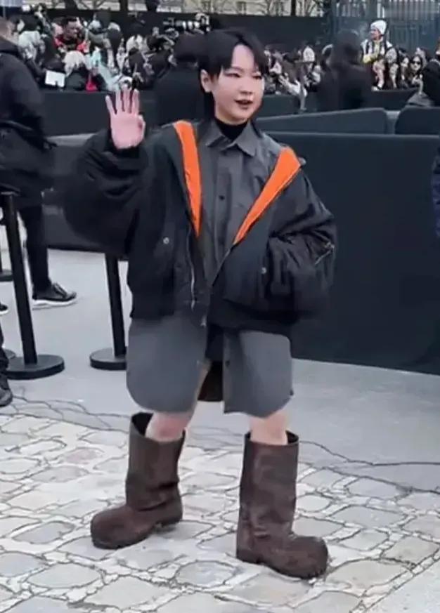 这是什么时尚？周笔畅变成了小矮人！

据说这是周笔畅参加巴黎世家活动时的照片！

