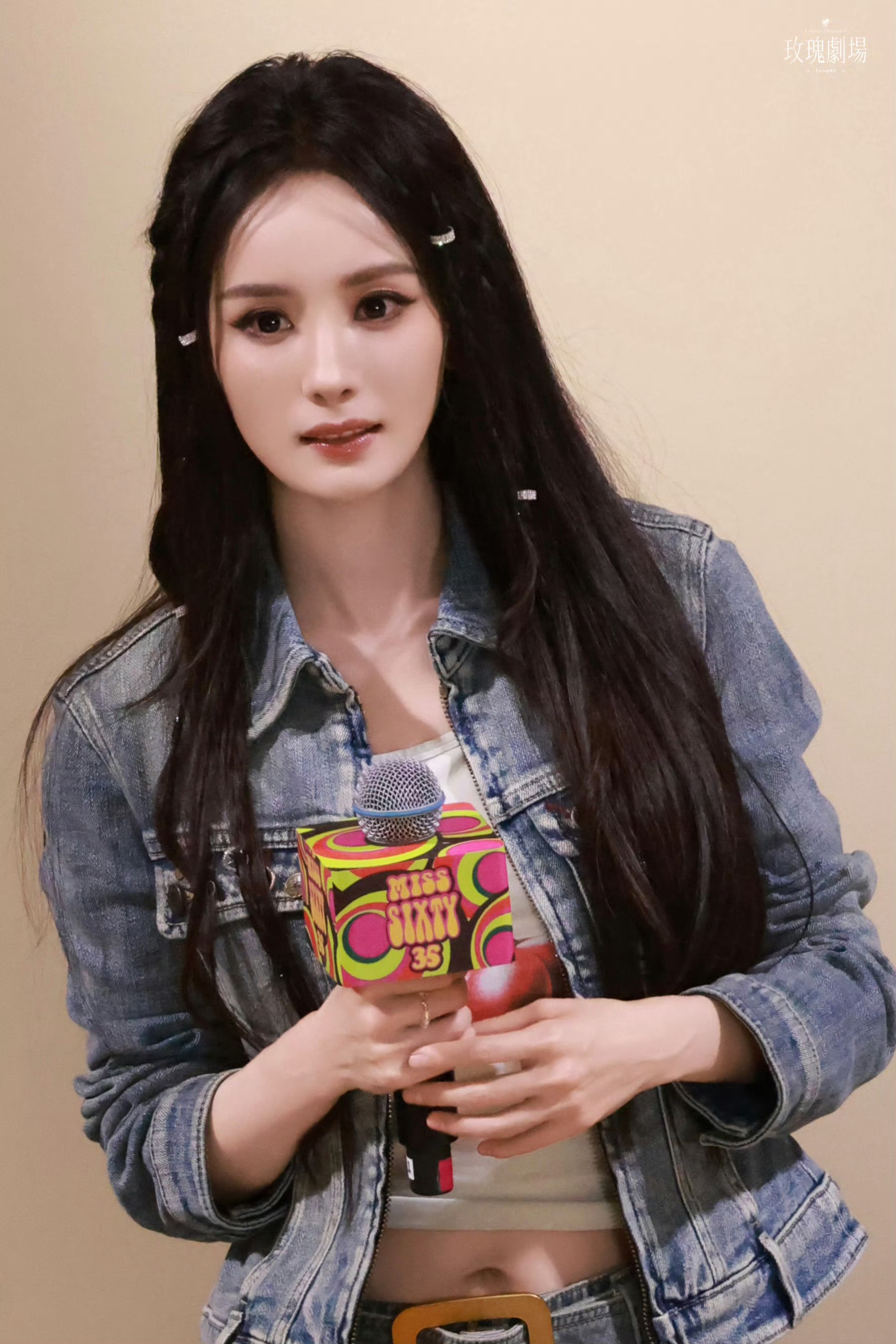 杨幂今天品牌活动状态这个发型太贴头皮了站姐修了都很奇怪