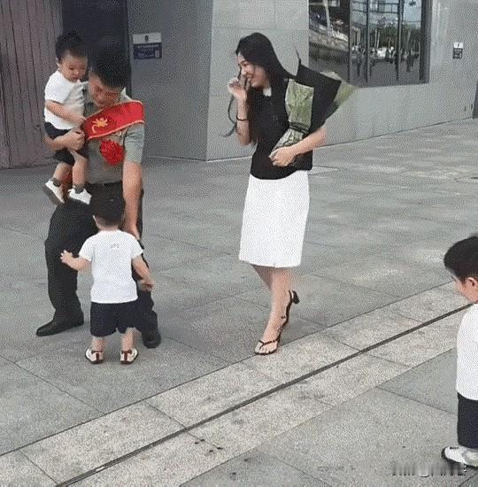一名退役军人，刚走出火车站出站口，看到3个跑过来的小孩时，瞬间就绷不住破防了。