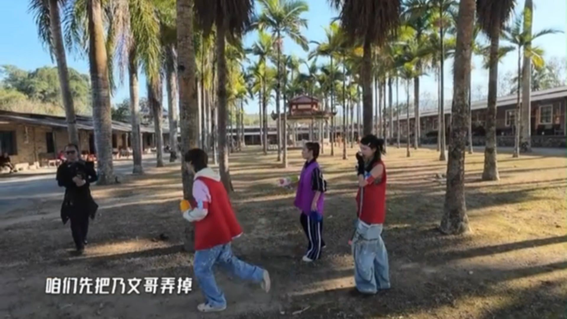 鹿晗任敏玩游戏敌我不分鹿晗任敏战斗力很强记忆力不详鹿晗任敏水枪大战杀疯了 鹿晗任