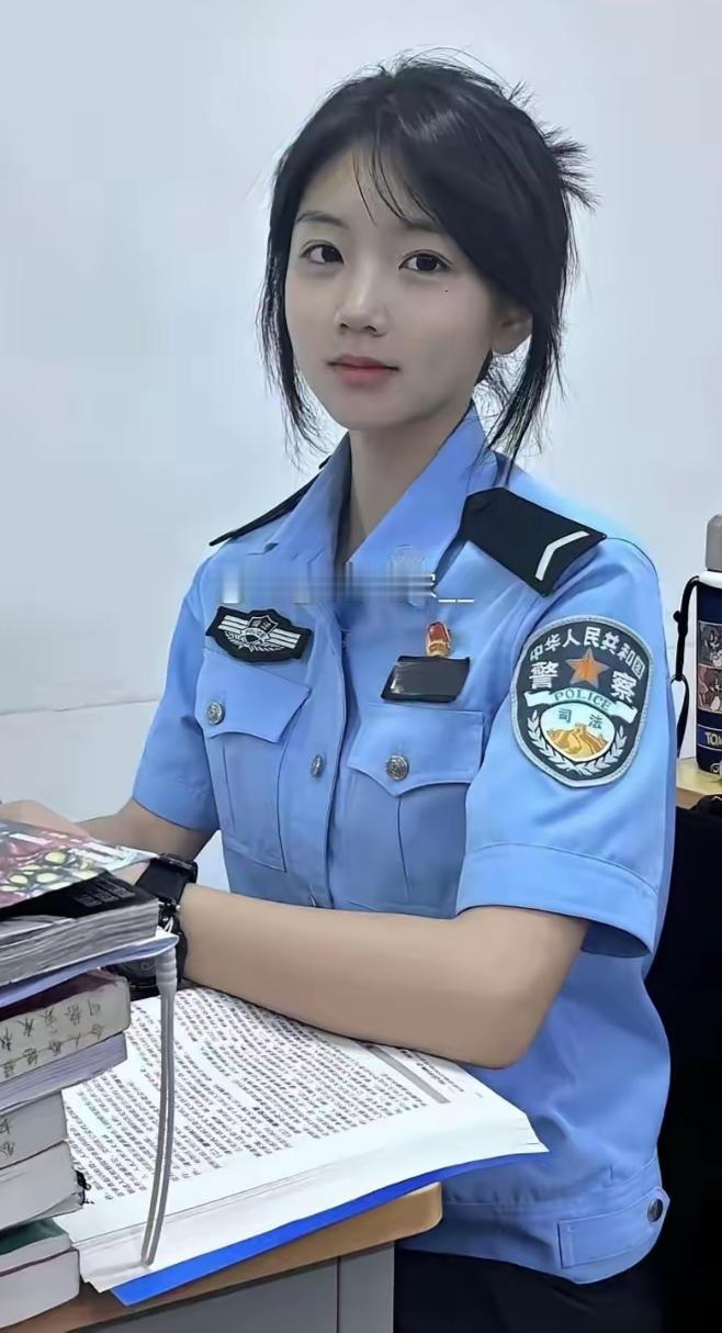 从她的服装能够看出，她是未来的预备警察，目前还是警校学生，既不是正式民警，也不是