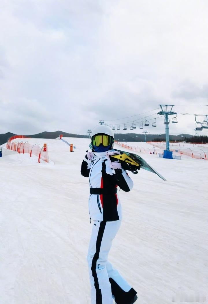 谢娜下一界冬奥会见从主持台到滑雪场，从春晚到冬奥。谢娜一句“下一届冬奥会见”，不