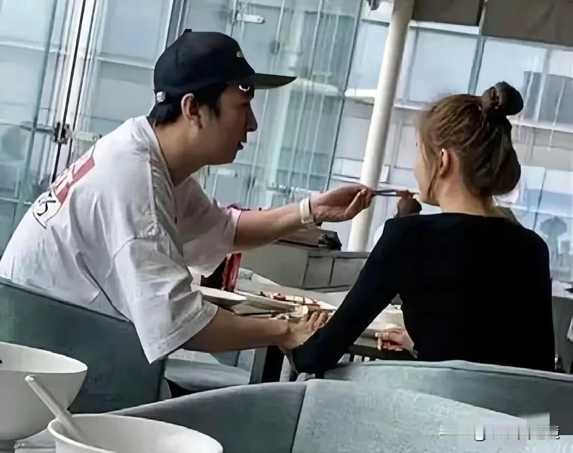 这张照片，是王思聪为他其中的一任女友夹菜投喂的情景。
从照片上看他很殷勤啊，有人