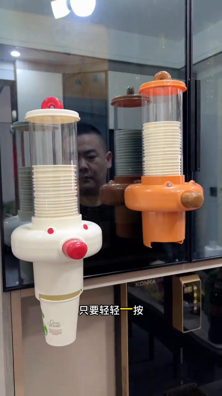 按压式取杯器。
这是哪个大聪明发明的？现在的取杯器都设计成了这种按压式的了，只要