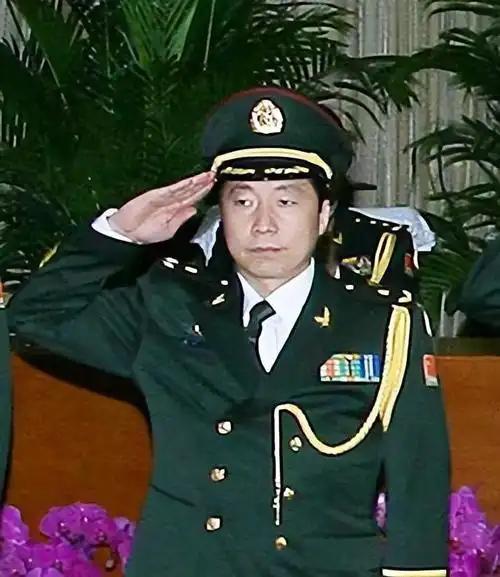 18年过去了，航天英雄杨利伟依然是少将。很多人不平：为何不升中将？说句实话，真不