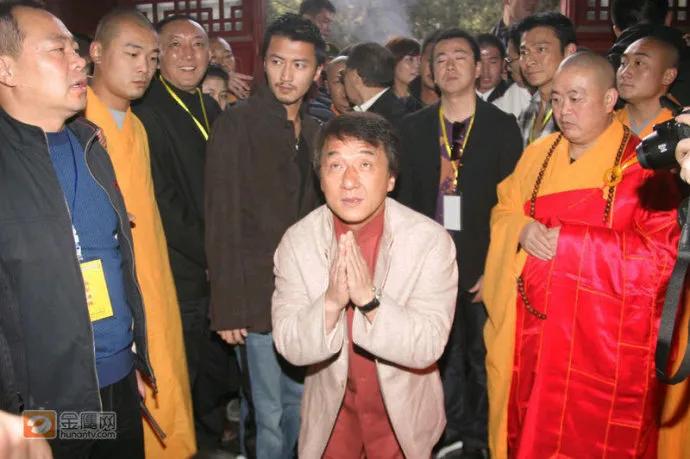 估计那时成龙怎么也想不到吧，站在他身旁的释永信是名花和尚，作为出家人的他花心程度