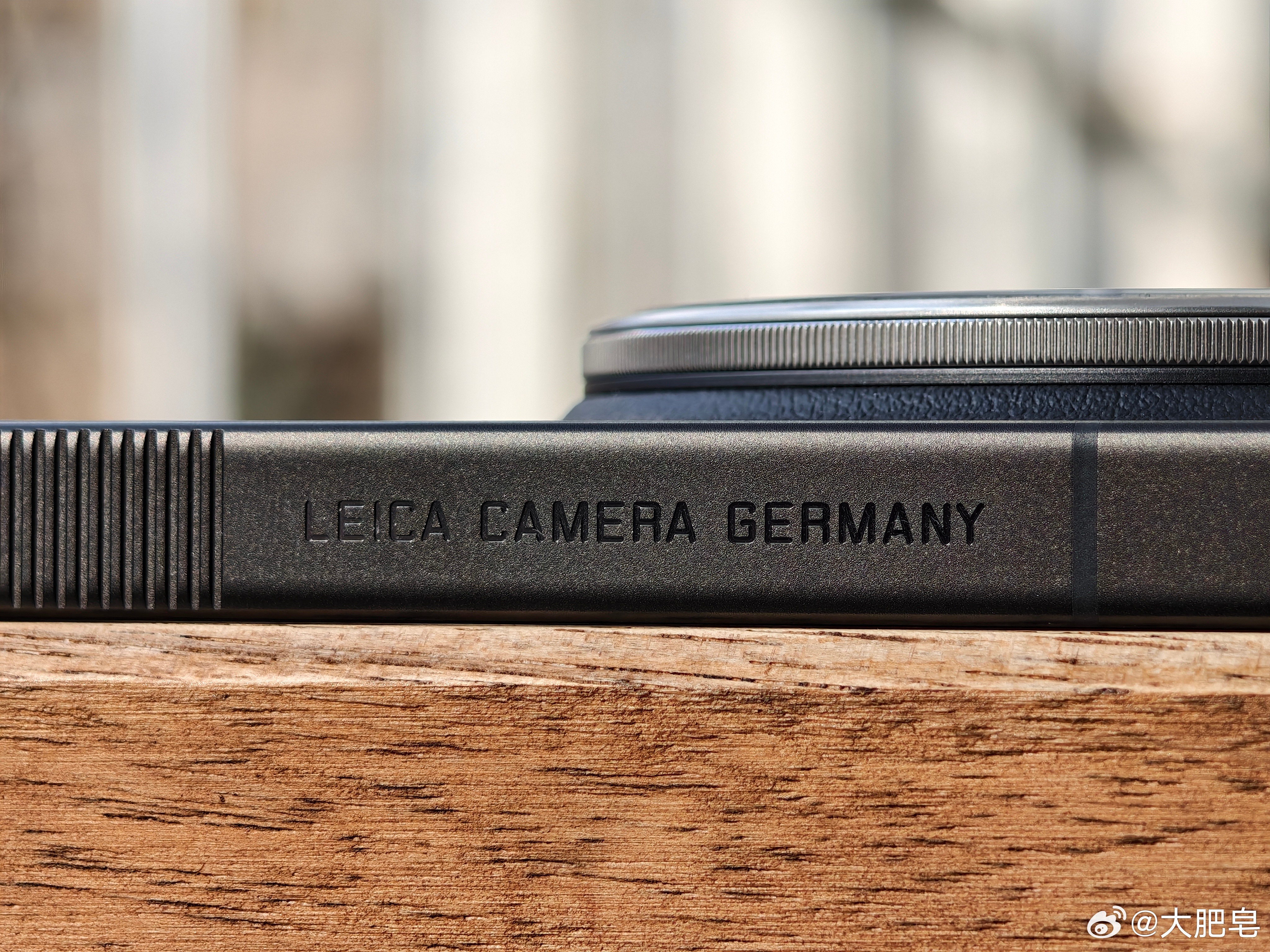 别的不说，小米17 Ultra徕卡版这手机是真的有一定的收藏价值。毕竟徕卡红标。