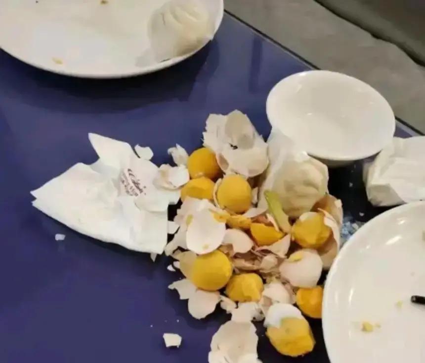 山东，一饭店推出5元早餐不限量，大爷交过钱后，就拿了7个鸡蛋、两屉小笼包、两碗粥