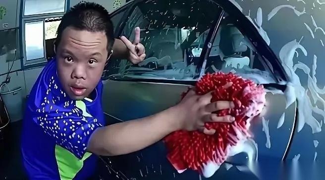 深圳一家洗车行老板雇佣了16名脑瘫儿洗车，3年总收入高达120多万，可是老板却一