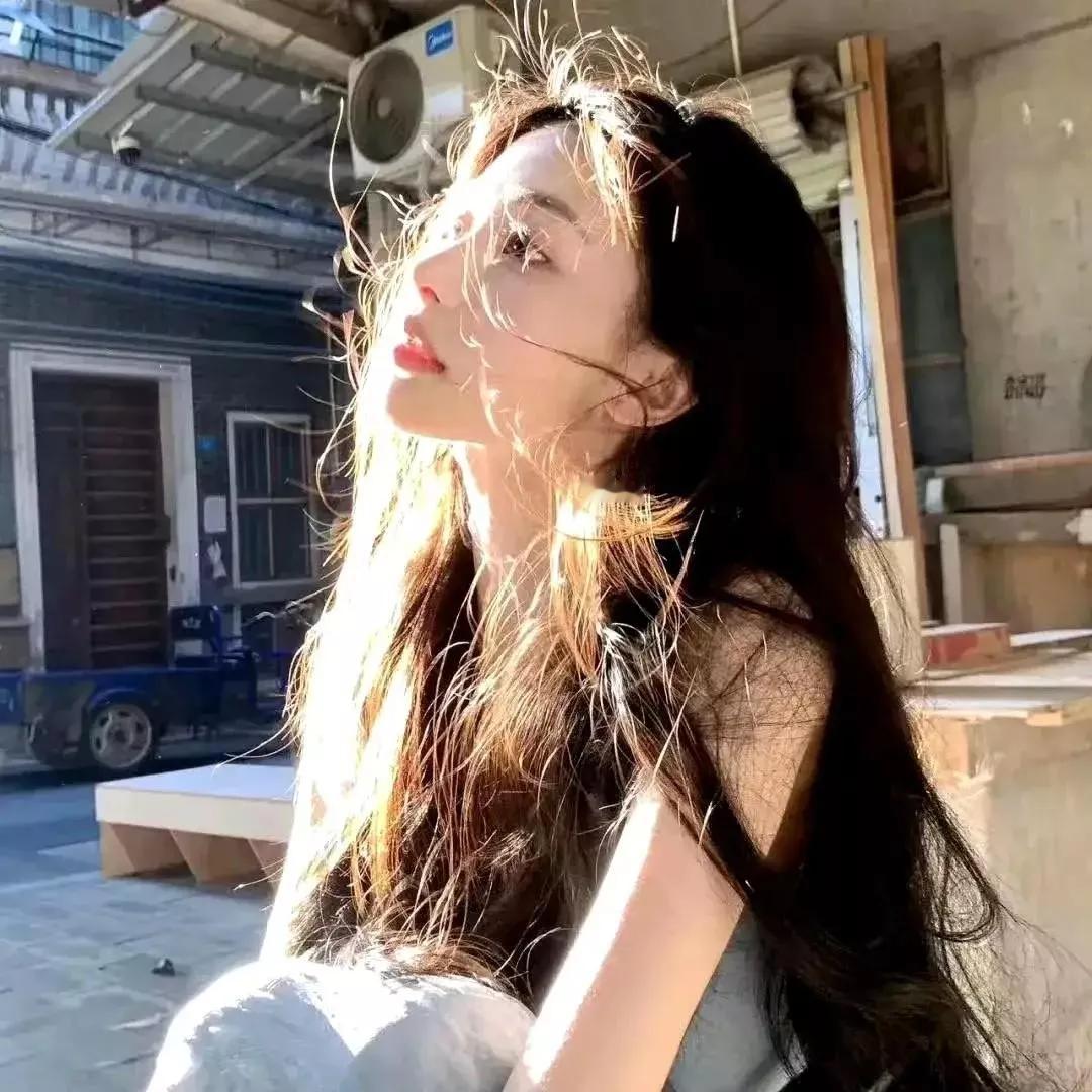 阳光洒在脸庞，微风轻抚发梢，静享这片刻的美好。秋日第一份暖阳 一起来感受阳光 阳