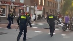 【摩洛哥球迷在荷兰多地庆祝失控】摩洛哥球迷与荷兰警方发生冲突 据RMC报道，摩洛