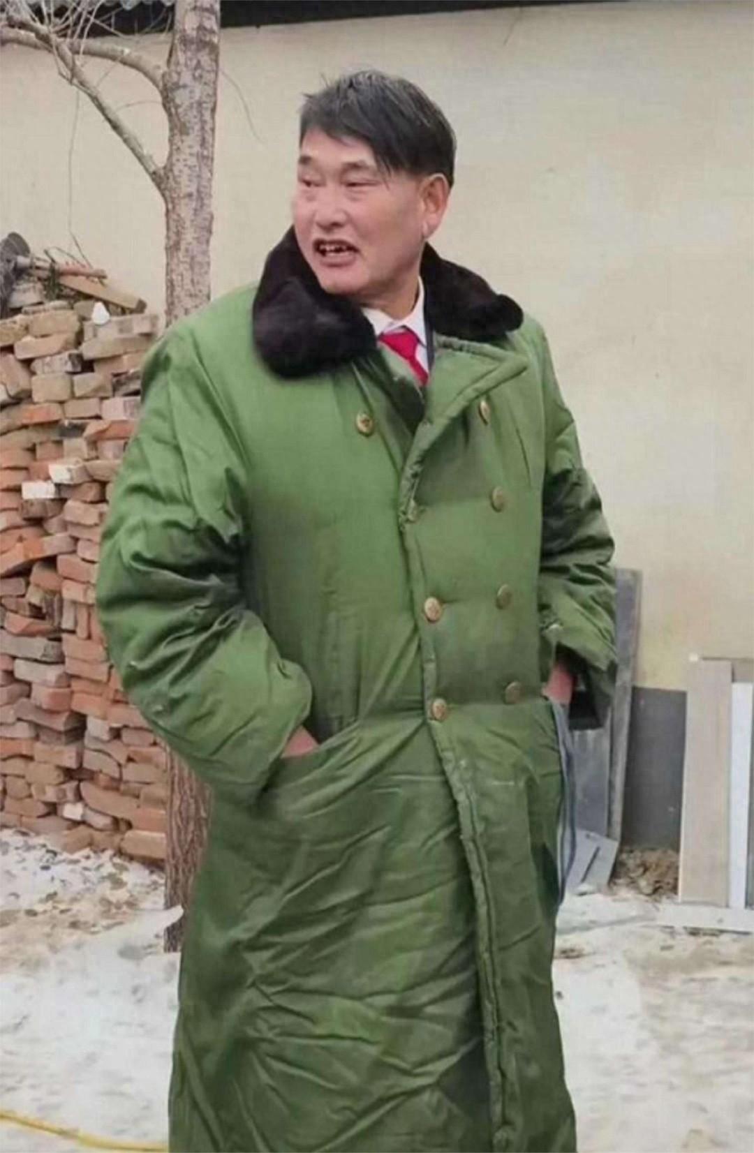人家大衣哥是也是劳动所得，大家都是老百姓，何必盯着人家，那些高官比他挣钱多的去了