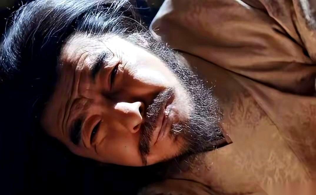 说白了，卖东西这事儿，卖给谁，比卖什么重要多了。
你把传家宝卖给自家人，那叫“识