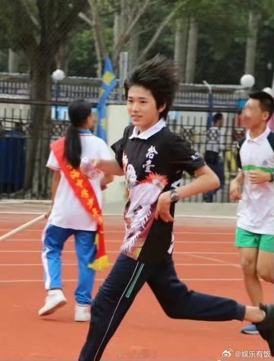 运动场上的宋亚轩少年气溢出屏幕宋亚轩从小帅到大 宋亚轩初中校运会旧照 