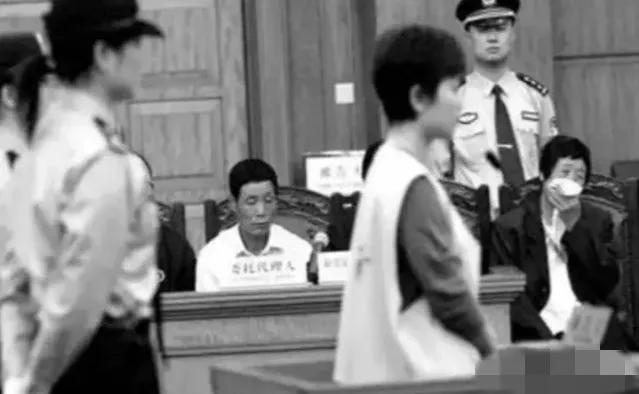 2006年，女校长在阁楼发现白骨，才知道自己一家人竟和尸体同住了将近10年。而死