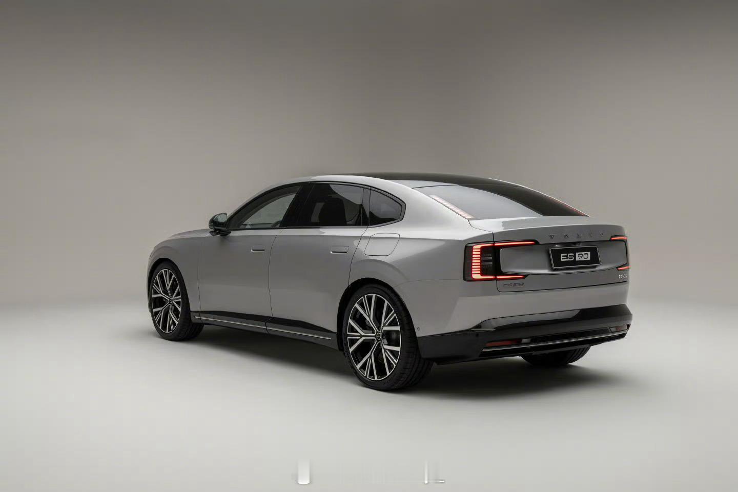 沃尔沃纯电双旗舰开启预售沃尔沃正式开启纯电双旗舰EX90和ES90的预售，两款车